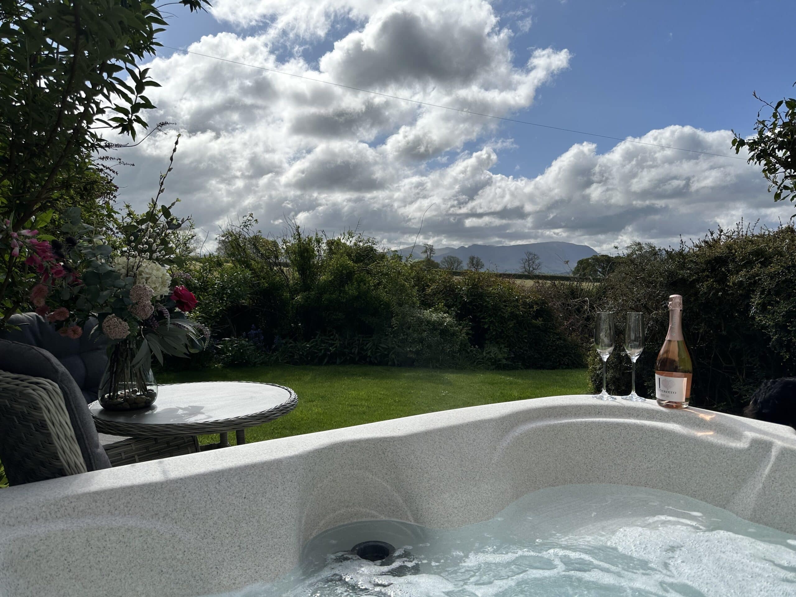 Private hot tub , champagne, romantic setting